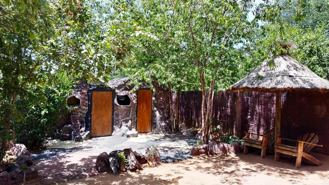 Elephant Trail Guesthouse And Backpackers Kasane Eksteriør bilde