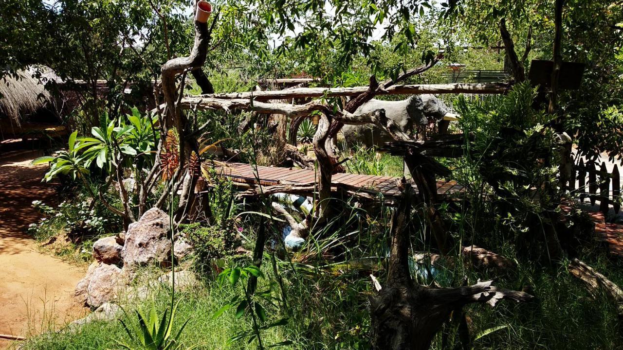 Elephant Trail Guesthouse And Backpackers Kasane Eksteriør bilde